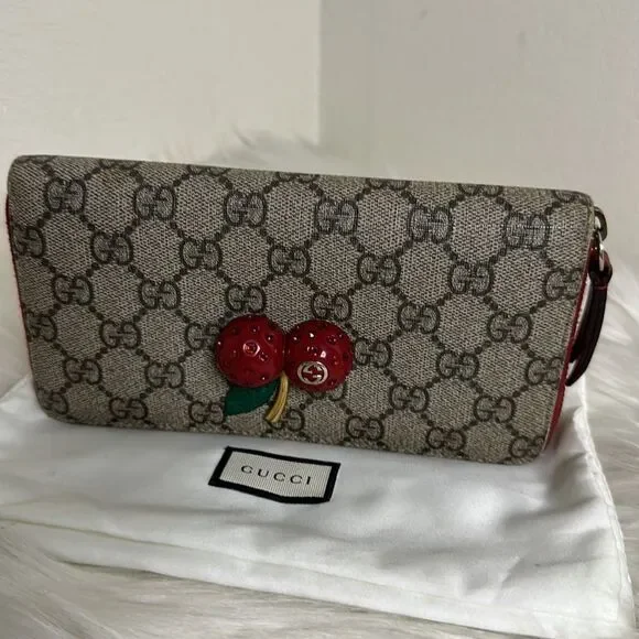 💯Authentic Gucci Beige/Red GG Supreme Canvas Cherry Zip Around Wallet🍀 - Picture 5 of 17